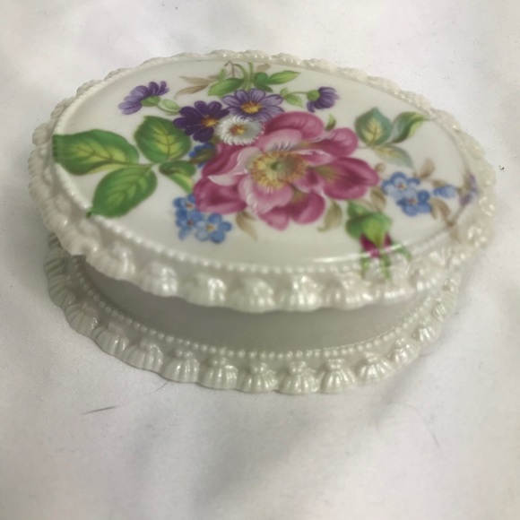 Hand Painted Vintage Porcelain Trinket Box - Picture 3 of 5